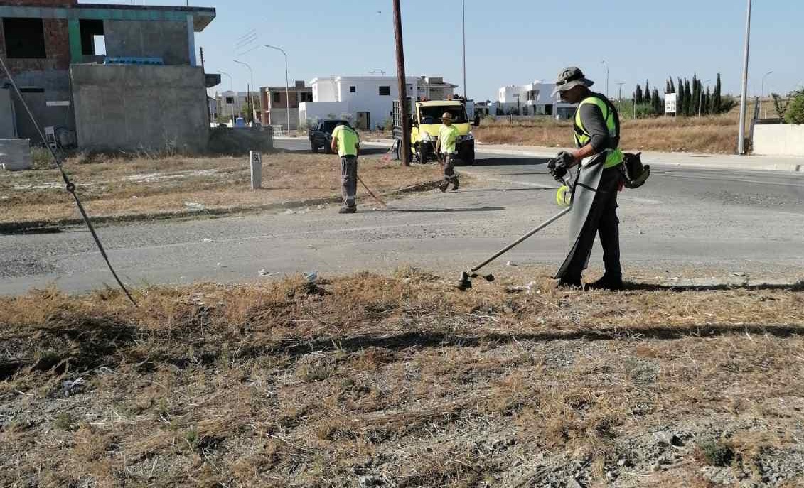 Συνεχίζονται οι εργασίες καθαρισμού από χόρτα σε πεζοδρόμια και δρόμους