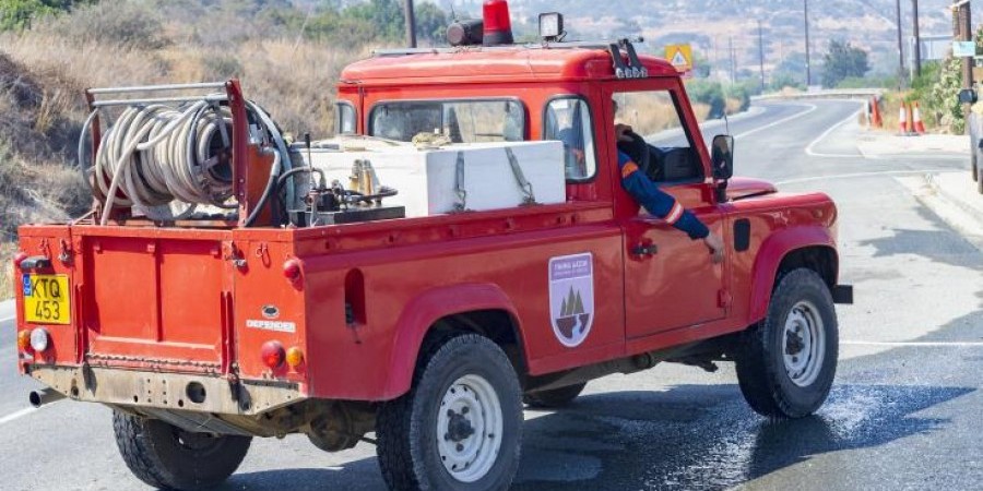 Όχημα κατέπεσε σε γκρεμό στις Πλάτρες, τραυματίστηκαν τρία πρόσωπα