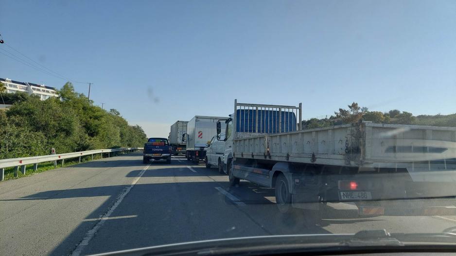 Ελιές έπεσαν από φορτηγό και γέμισαν τον αυτοκινητόδρομο Λεμεσού-Λευκωσίας