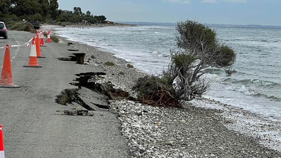 “Κατάπιε” δρόμο η θάλασσα στο Μενεού (ΒΙΝΤΕΟ)