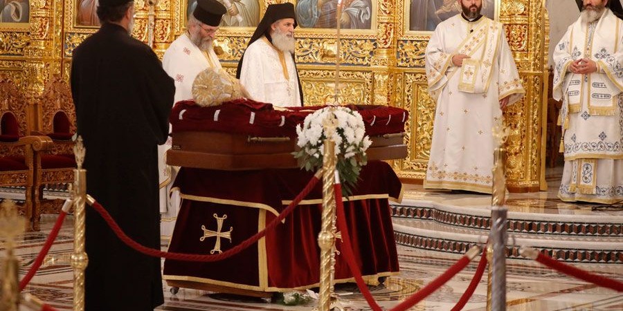 Εκκλησία και λαός αποχαιρετούν τον Αρχιεπίσκοπο Χρυσόστομο Β’