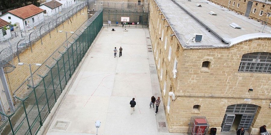 Υπό οκταήμερη κράτηση τρία πρόσωπα για τον φόνο στις Κεντρικές Φυλακές