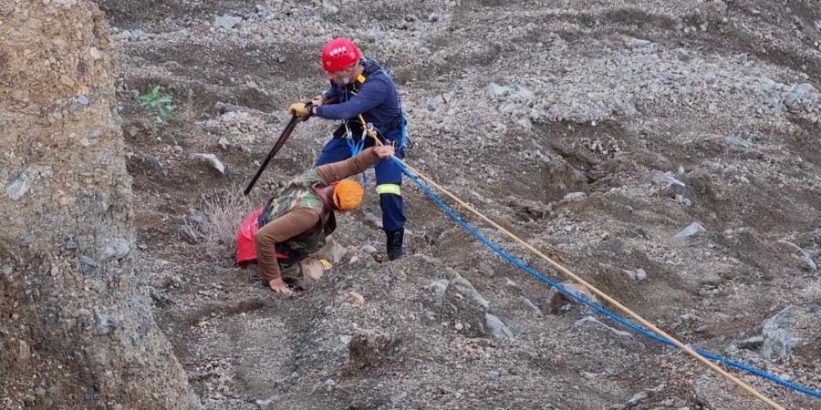 Kυνηγός παγιδεύτηκε σε χαράδρα 25 μέτρων και διασώθηκε από την ΕΜΑΚ Κοφίνου (Φώτο)