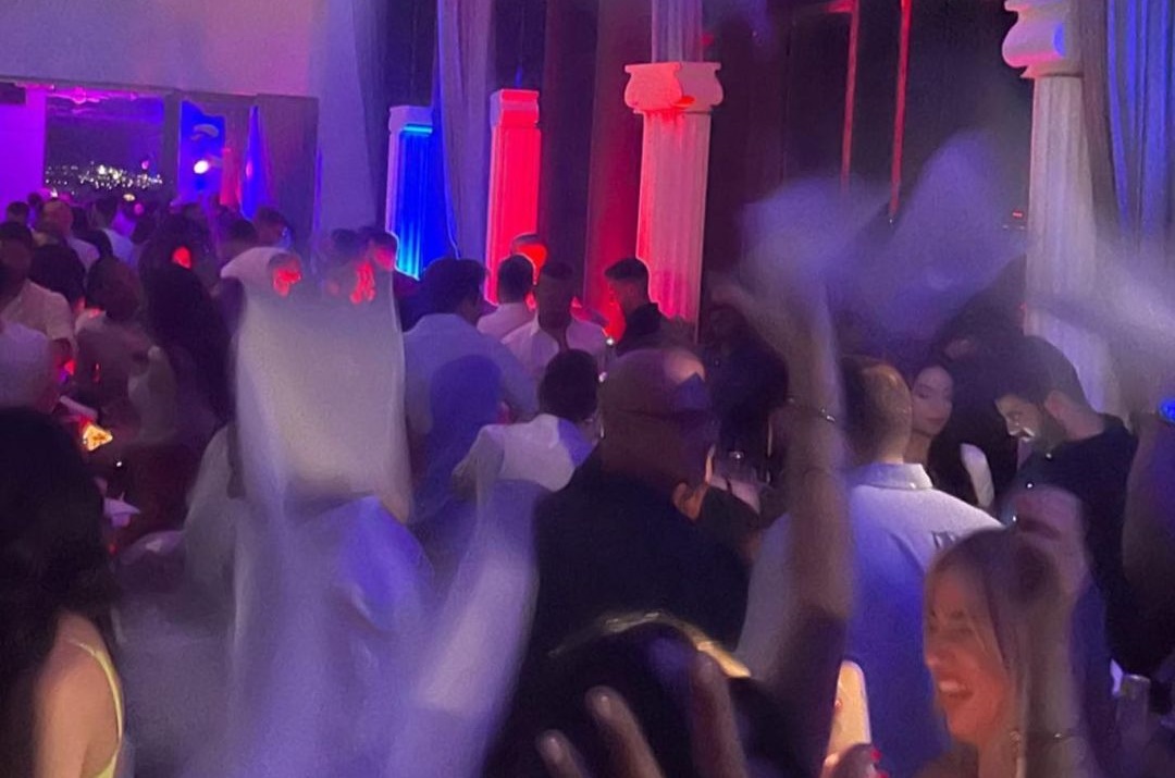 Ελληνική βραδιά, ποτά και χορός σε ένα ατμοσφαιρικό bar με θέα τη Λάρνακα