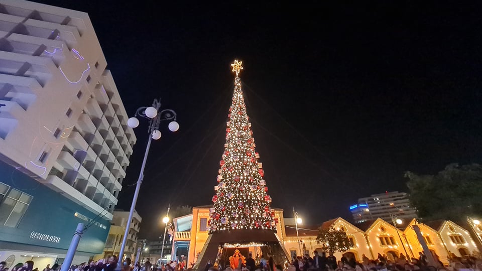 Φωταγωγείται το Χριστουγεννιάτικο δέντρο της Λάρνακας