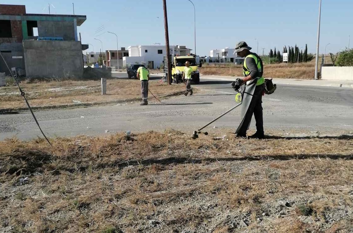 Συνεχίζονται οι εργασίες καθαρισμού από χόρτα σε πεζοδρόμια και δρόμους