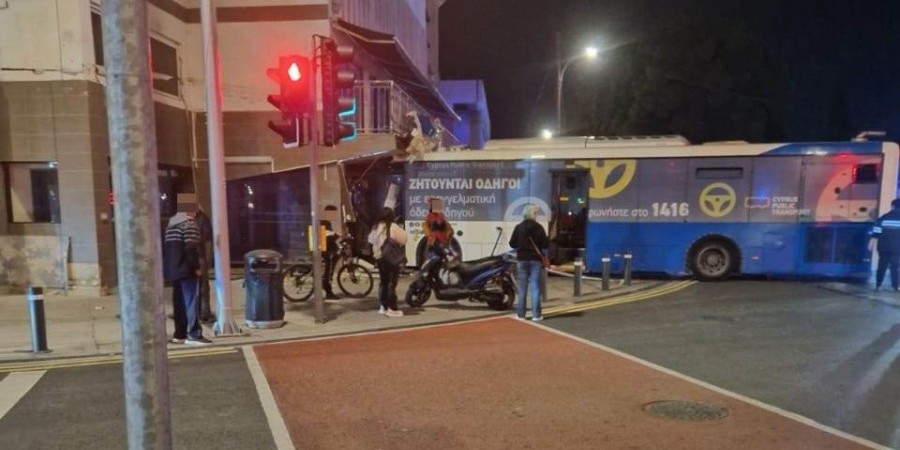 Κύπρος: Λεωφορείο προσέκρουσε σε τοίχο καταστήματος (ΦΩΤΟ)