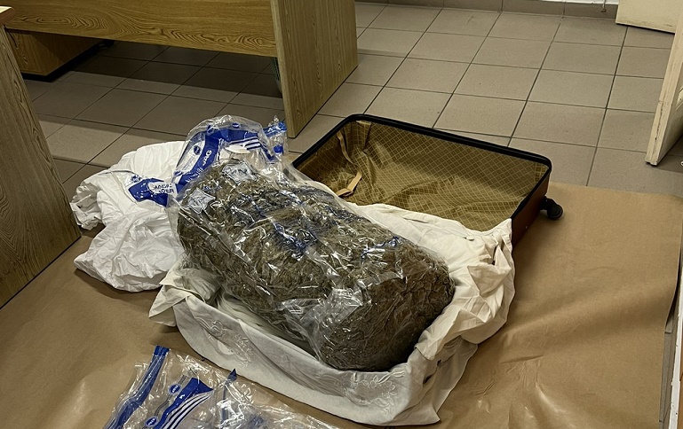 Σύλληψη 30χρονης στο Αεροδρόμιο Λάρνακας με 6,5 κιλά κάνναβης στις αποσκευές της