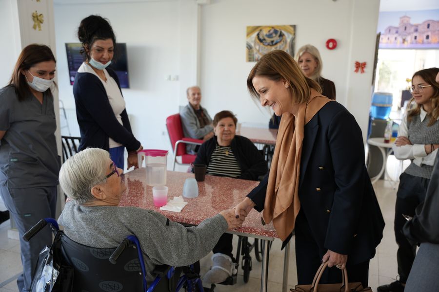 Η Φιλίππα Καρσερά Χριστοδουλίδη σε Ευαγή Ιδρύματα στη Λάρνακα (φώτο)