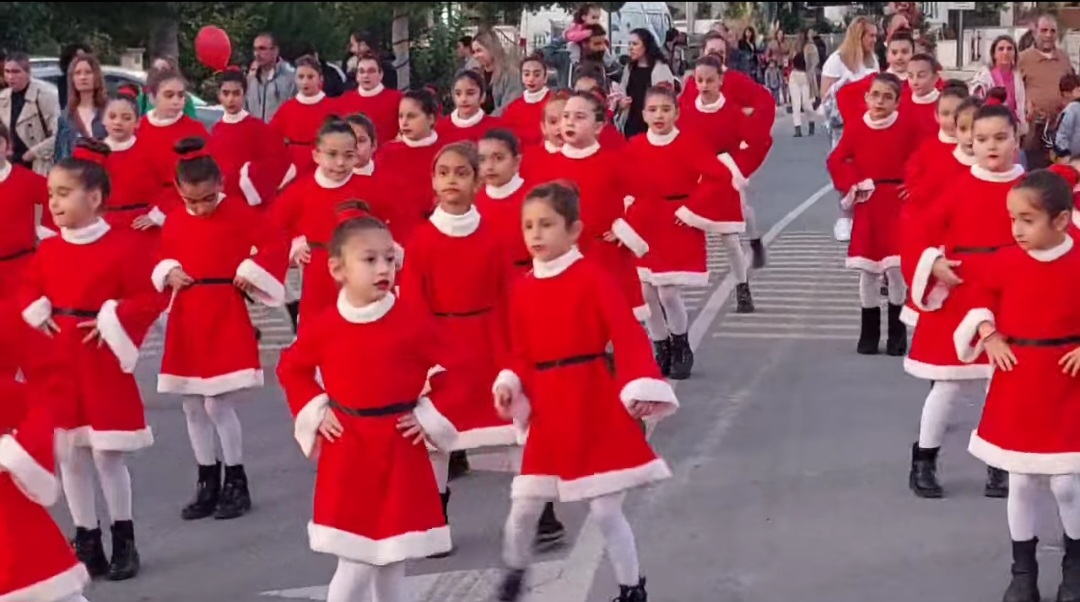 Πλήθος κόσμου στην Χριστουγεννιάτικη φωταγώγηση της Αραδίππου (BINTEO)