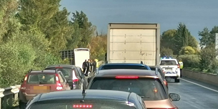 Άδειο το φορτηγό που ανατράπηκε πάρα το κυκλικό κόμβο Ριζοελίας