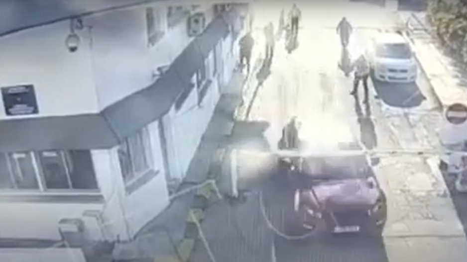 Η στιγμή που Ε/κ «μπουκάρει» με το όχημά του στο οδόφραγμα Λήδρα Πάλας  (βίντεο)