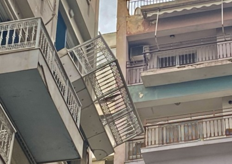 Αθήνα: Μπαλκόνι ξενοδοχείου «κρέμεται» πάνω από τα κεφάλια ανθρώπων (ΦΩΤΟ)