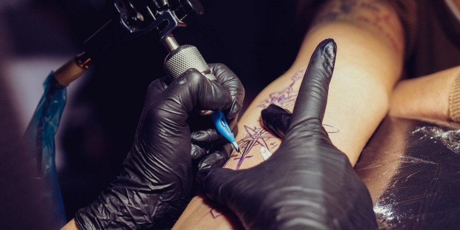 Καταδικάστηκε Κύπριος tattoo artist για σεξουαλική παρενόχληση στη Βρετανία