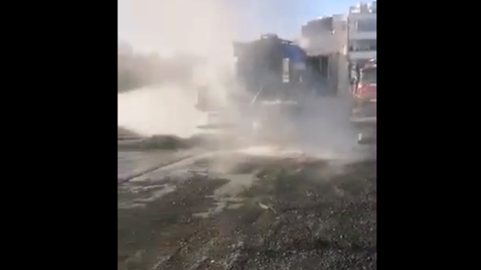 Λάρνακα: Καρέ-καρέ η επιχείρηση της Πυροσβεστικής για κατάσβεση φωτιάς σε φορτηγό