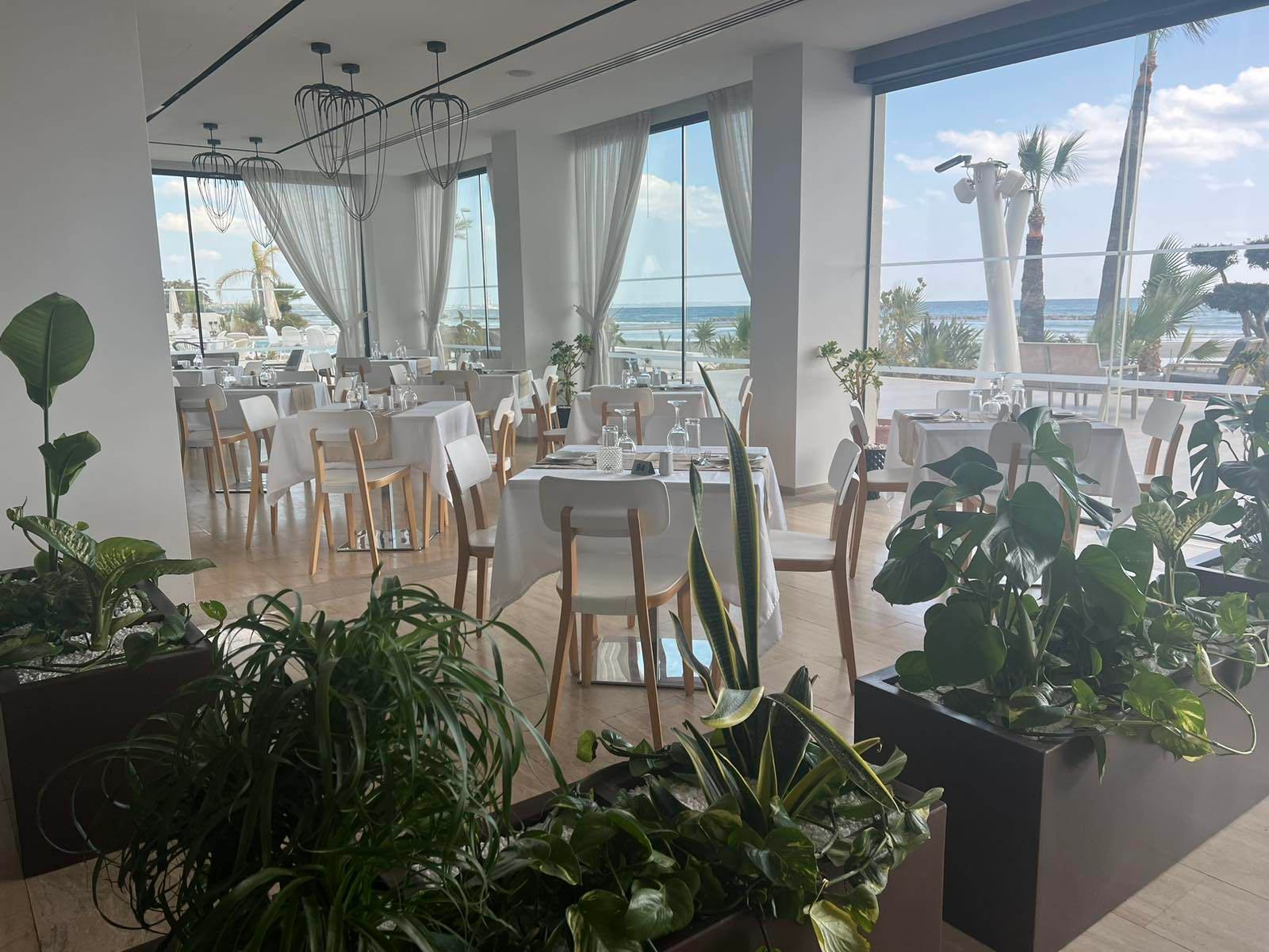 Ξενοδοχείο της Λάρνακας επέστρεψε και προσφέρει πλούσιο πρωινό με θέα τη θάλασσα με μόλις €12