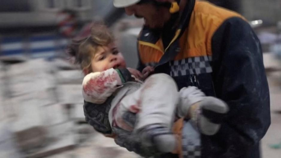 Ένα κοριτσάκι 18 μηνών ανασύρθηκε ζωντανό από τα ερείπια του σεισμού στη Συρία
