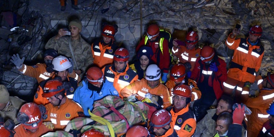 Μητέρα και τα τρία της παιδιά απεγκλωβίστηκαν μετά από 108 ώρες (BINTEO)