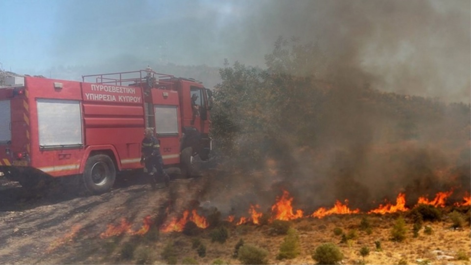 Στις φλόγες 300 μπάλες σανού σε κτηνοτροφική μονάδα στην Δρομολαξιά