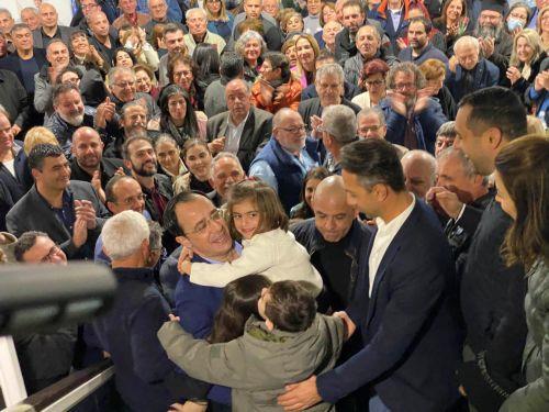 Κατέκλυσαν στις αγκαλιές τον Νίκο Χριστοδουλίδη στην Λάρνακα – Προανήγγειλε υπουργούς από όλες τις πόλεις