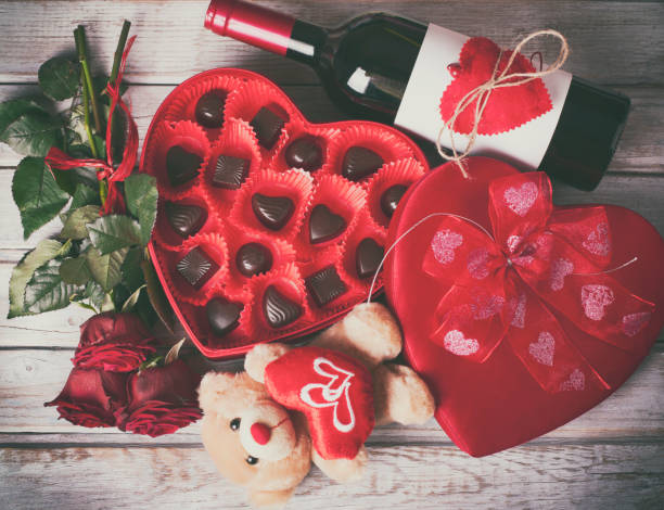 Ένα ρομαντικό κουτί με κρασί και γλυκά για τον Άγιο Βαλεντίνο