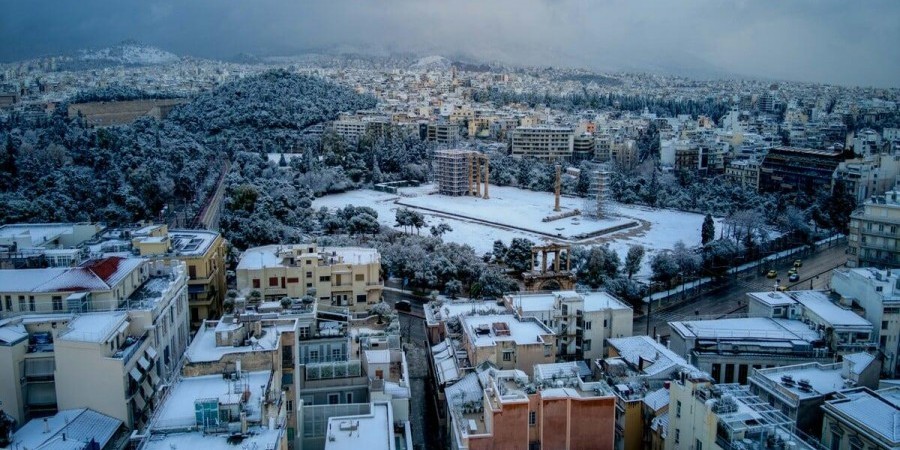 Εντυπωσιάζει από ψηλά η χιονισμένη Αθήνα – Στα λευκά Ακρόπολη και Σύνταγμα