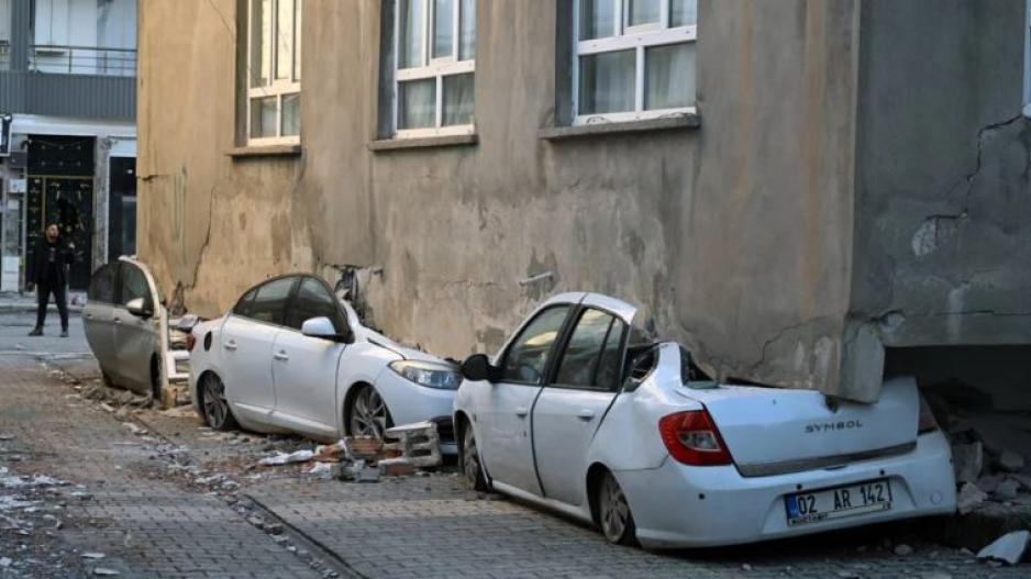 Τουρκία: Κτήριο ανασηκώθηκε από τον σεισμό και «προσγειώθηκε» πάνω σε οχήματα (βίντεο)