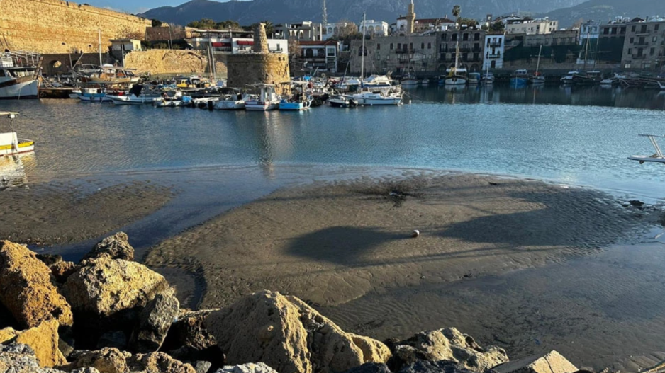 Υποχώρησε η στάθμη της θάλασσας στο παλιό λιμάνι της κατεχόμενης Κερύνειας και στην Καρπασία