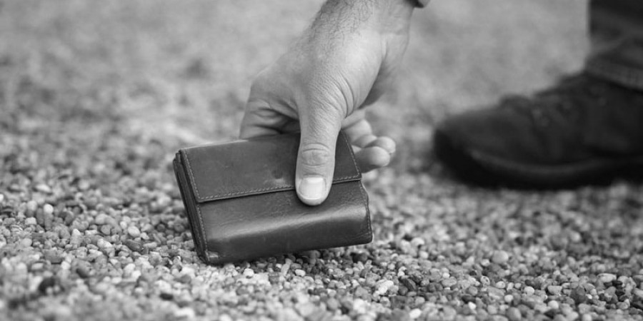 Βρήκε πορτοφόλι και το παρέδωσε στην Αστυνομία