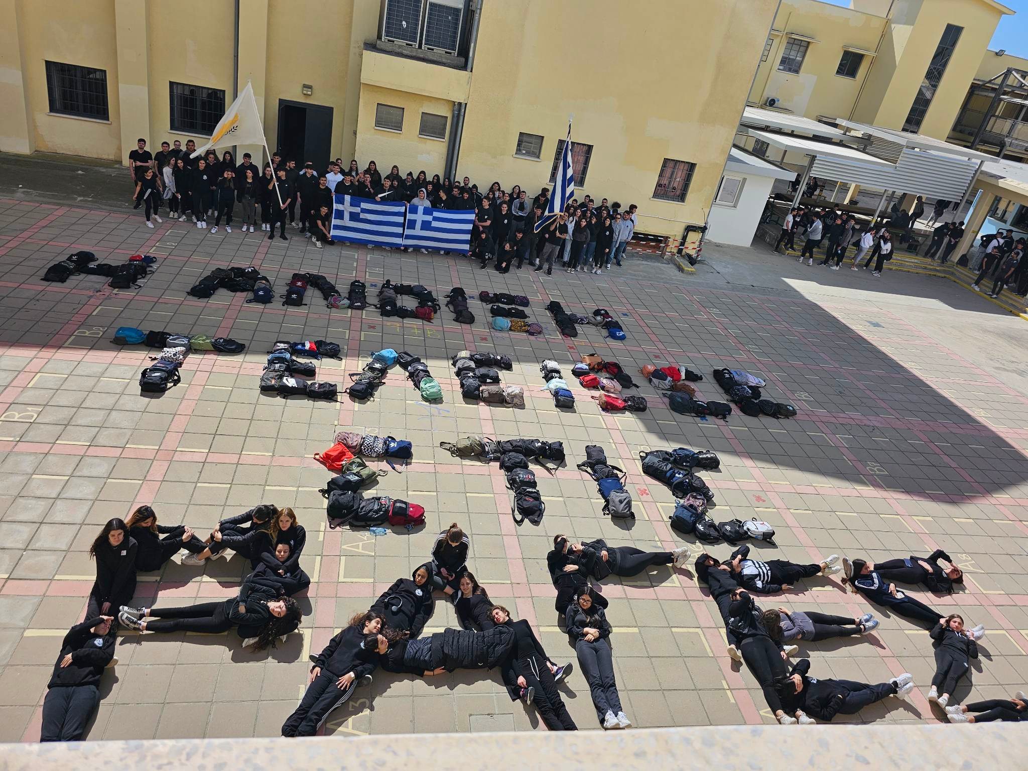 Το δικό τους μήνυμα για την τραγωδία στα Τέμπη έστειλαν σήμερα οι μαθητές του Λυκείου Αγίου Γεωργίου Λάρνακας