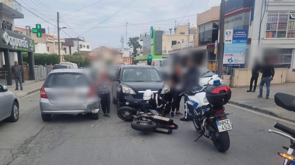 Καταδίωξη ύποπτου μοτοσικλετιστή – Συγκρούστηκε με δύο οχήματα