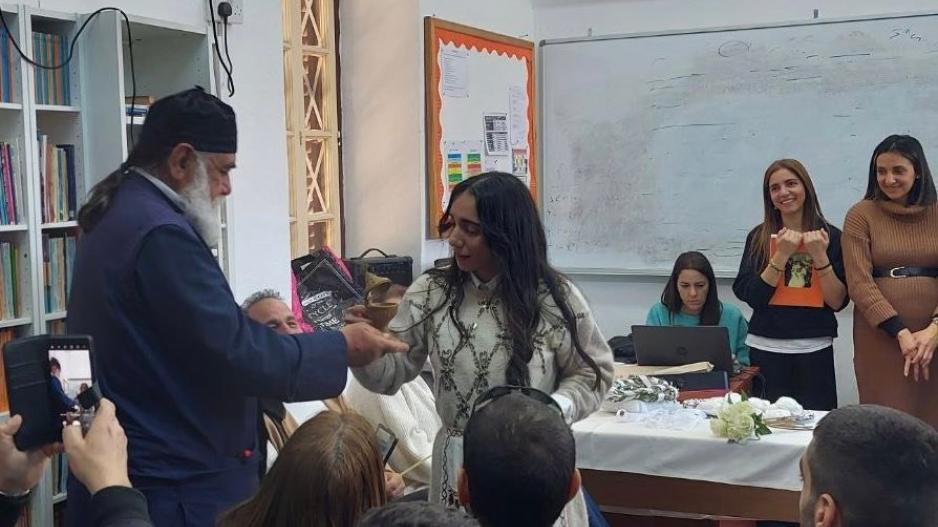 Μαθητές από τη Λάρνακα και το Ριζοκάρπασο αναβίωσαν παραδοσιακό κυπριακό γάμο στο κατεχόμενο Ριζοκάρπασο (βίντεο)