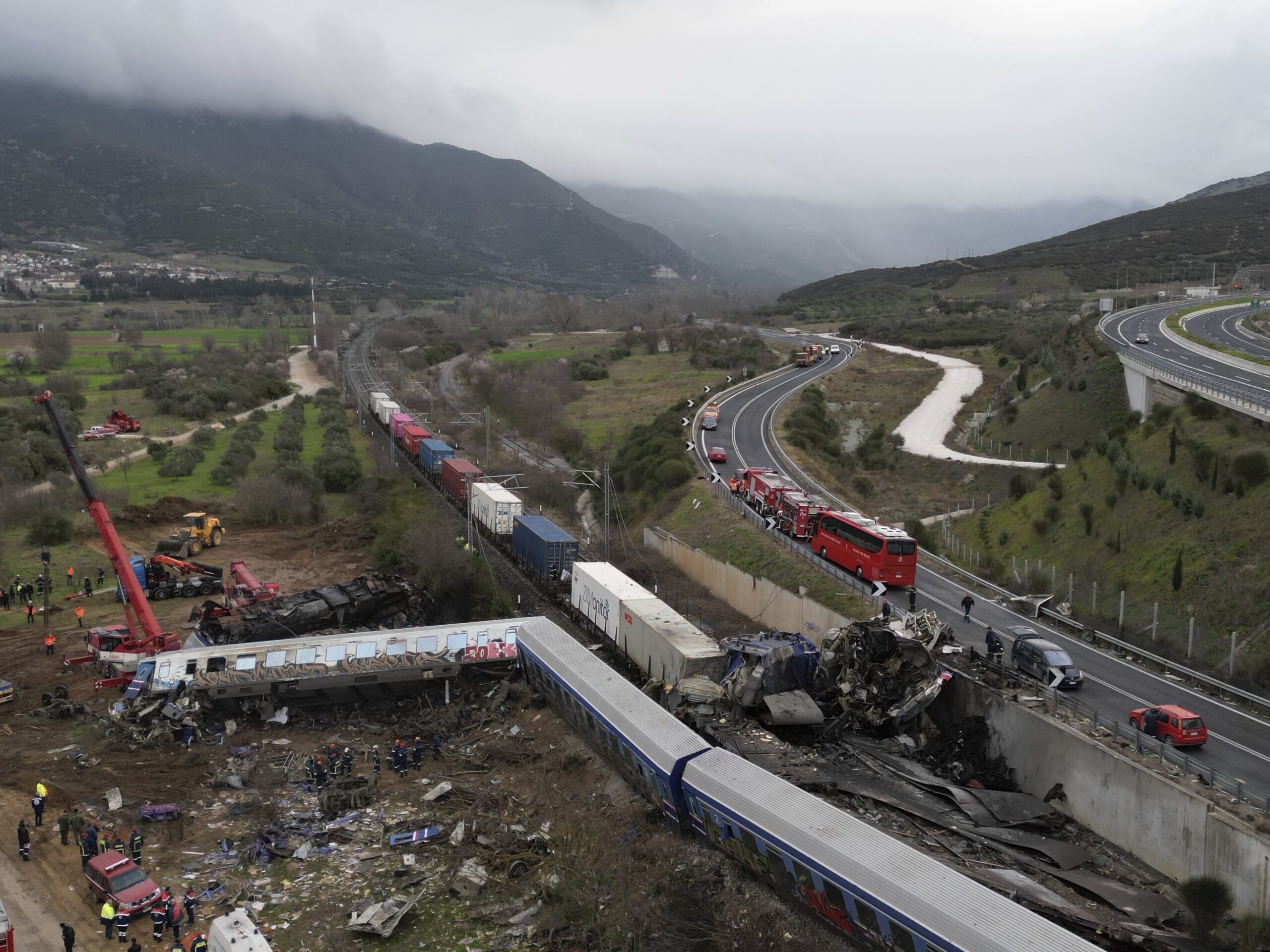 Σοκάρουν οι εικόνες της τραγωδίας: Άμορφη μάζα τα βαγόνια των τρένων στα Τέμπη (βίντεο – φώτο)