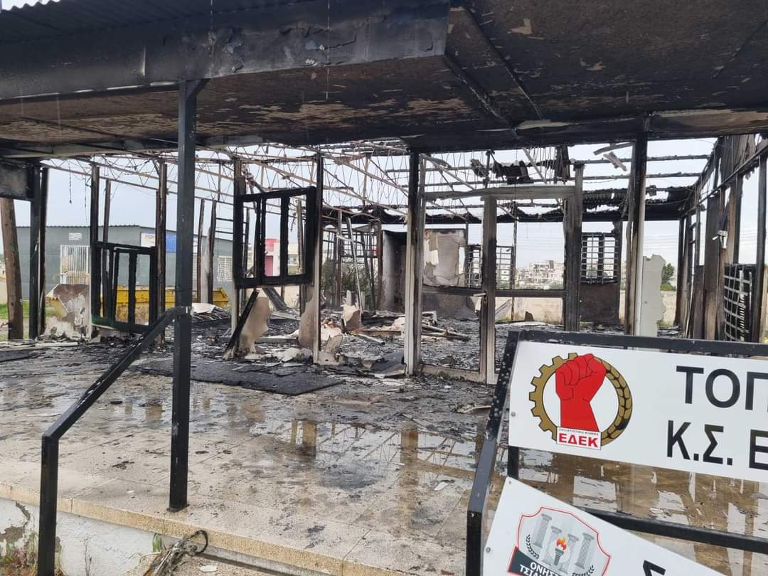 Λάρνακα: Άγνωστοι έκαψαν ολοσχερώς το οίκημα της ΕΔΕΚ στο Τσιακκιλερό (ΦΩΤΟ)