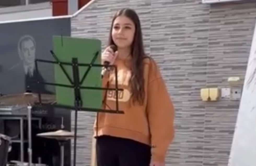 Τουρκοκύπρια μαθήτρια ερμηνεύει Χάρις Αλεξίου – Δείτε βίντεο
