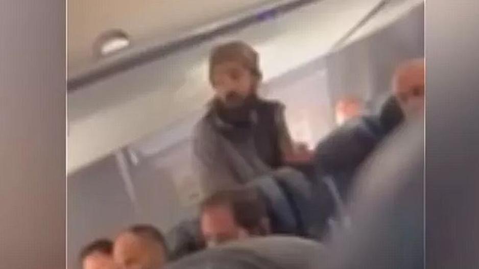 ΗΠΑ: Επιβάτης μαχαίρωσε αεροσυνοδό – Επιχείρησε να ανοίξει την έξοδο κινδύνου (ΒΙΝΤΕΟ)