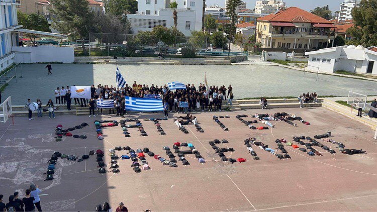 Μαθητές Παγκυπρίου Λυκείου Λάρνακας σχημάτισαν σύνθημα συμπαράστασης