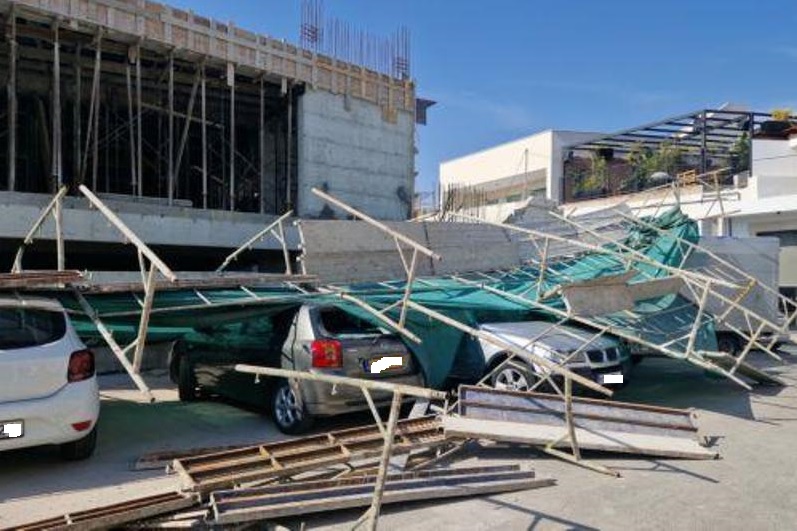 Κύπρος: Υποχώρησαν σκαλωσιές και καταπλάκωσαν οχήματα