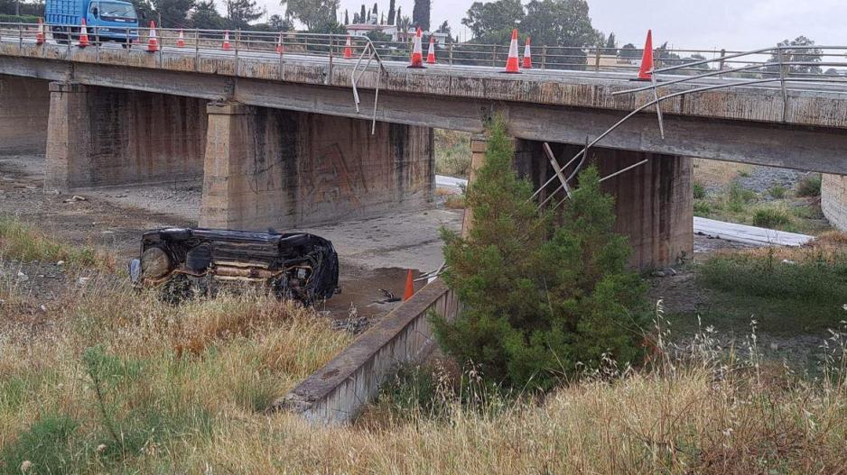 ΦΩΤΟ: Όχημα βρέθηκε από τη γέφυρα στο ποτάμι