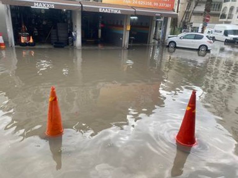 ΦΩΤΟ: Πλημμύρισαν καταστήματα και υποστατικά στη Λάρνακα