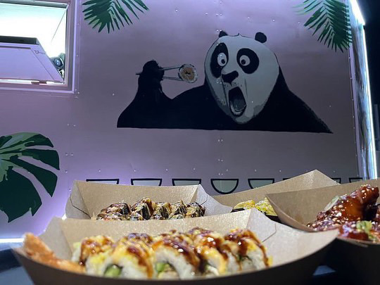 Ασιατικό φαγητό και street food με άποψη σε ένα τροχόσπιτο στη Λάρνακα