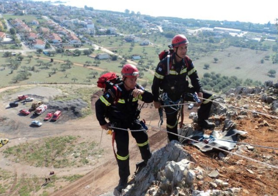 Διάσωση 77χρονης στα Λεύκαρα με δύο σκύλους από χαράδρα 15 μέτρων