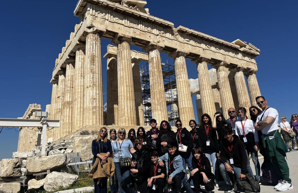 Οι δύο θεατρικές ομάδες, του Γυμνασίου Αραδίππου και του Λυκείου Παλλουριώτισσας, επιλέγηκαν, με κλήρωση