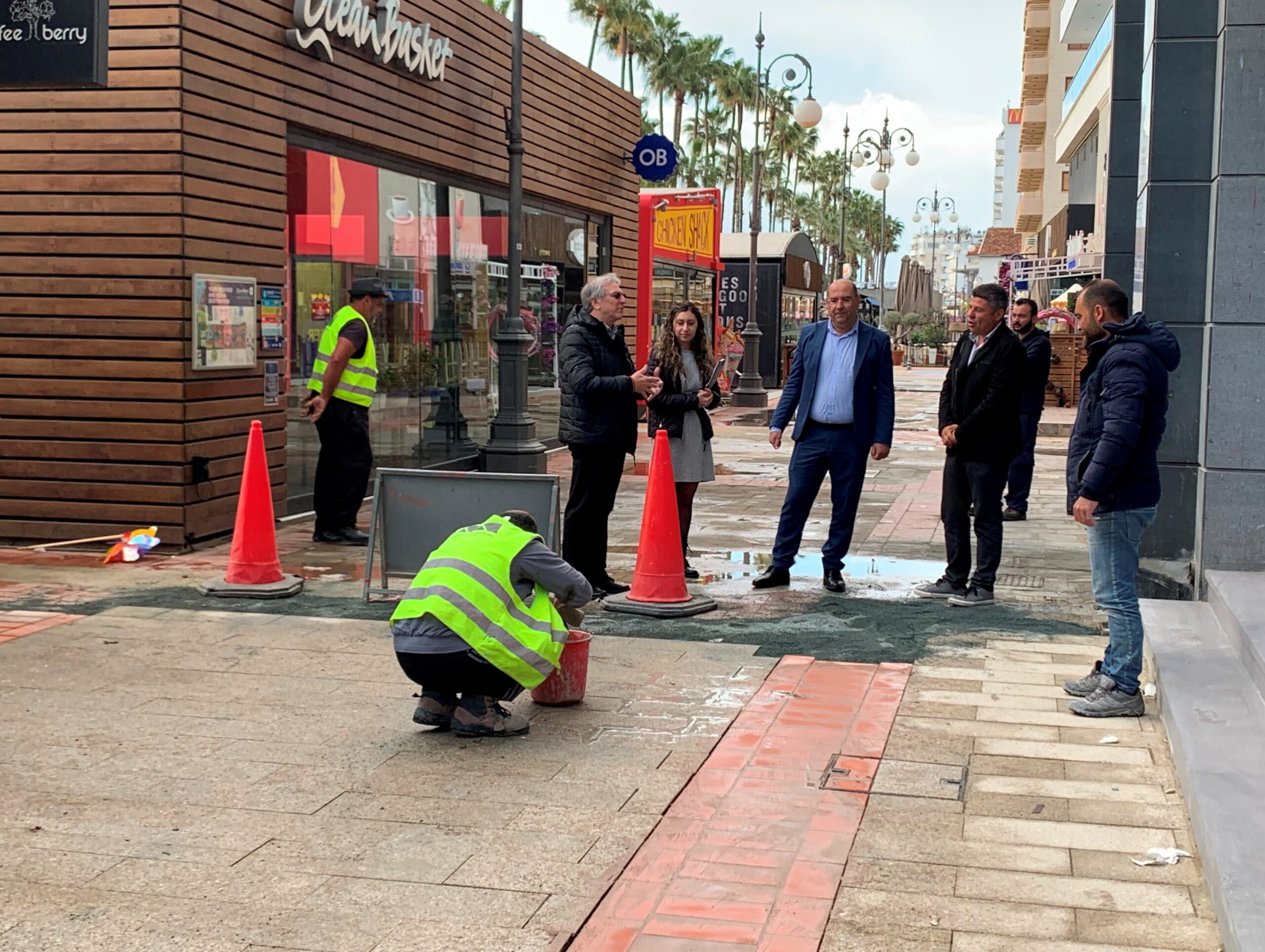 Σε εξέλιξη τα έργα ανάπλασης και βελτίωσης του πεζόδρομου στη Λεωφόρο Αθηνών στη Λάρνακα (φώτο)