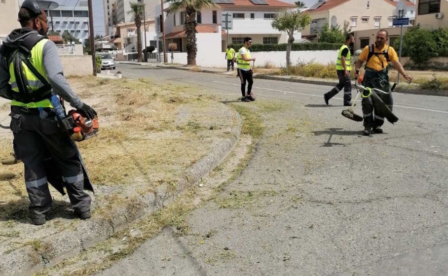 Συνεχίζονται οι εργασίες καθαρισμού από χόρτα σε πεζοδρόμια και δρόμους