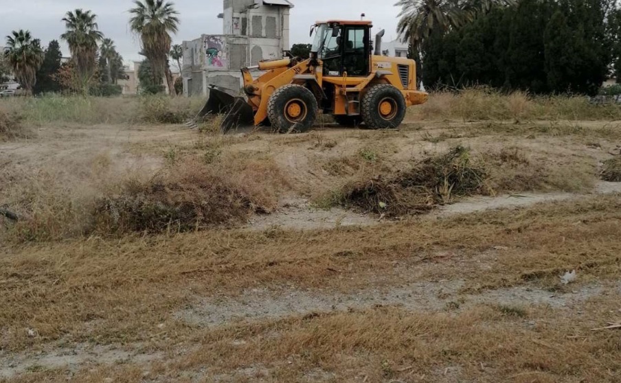 Συνεχίζονται οι εργασίες καθαρισμού από χόρτα σε πεζοδρόμια και δρόμους