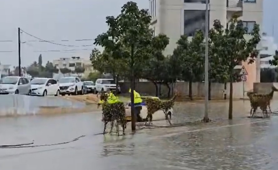 ΒΙΝΤΕΟ: Απεγκλωβισμός οδηγού από πλημμυρισμένο δρόμο στη Λάρνακα