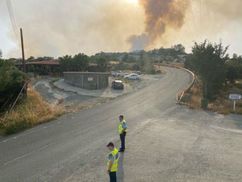 Σε εξέλιξη η φωτιά, έκλεισε ο δρόμος Χοιροκοιτίας-Βάβλας (ΒΙΝΤΕΟ)