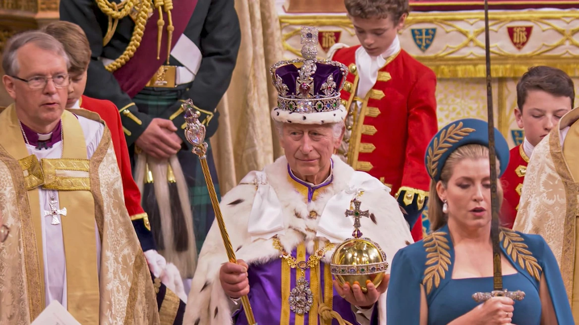 Ο βασιλιάς Κάρολος με το στέμμα του Αγίου Εδουάρδου (ΦΩΤΟ)
