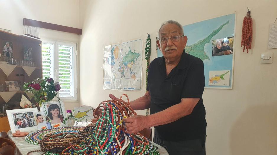 Έφτιαξε κομπολόι 318 μέτρων για Ρεκόρ Γκίνες, στη μνήμη της εγγονής του